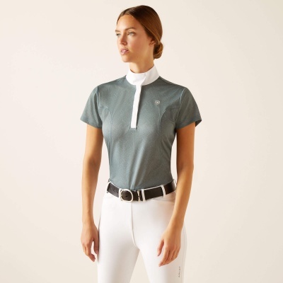 Camisa feminina verde com gola branca e calças brancas, estilo equitação