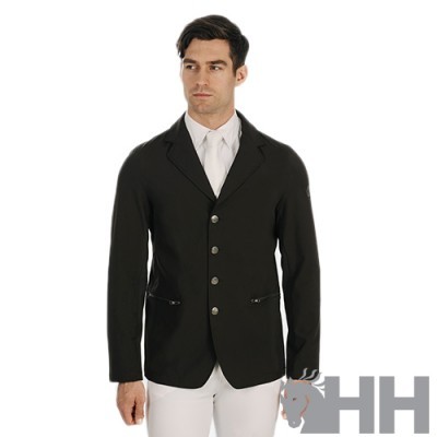 Homem com casaco preto e camisa branca em fundo branco com logótipo HH