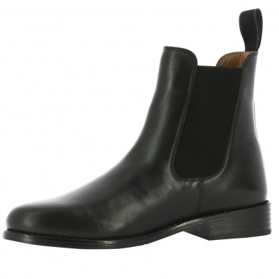 Bota Chelsea preta em pele com painel elástico e sola baixa preta