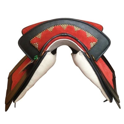 Sela de cavalo preta com detalhes vermelhos e amarelos, almofadas interiores brancas