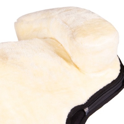 Almofada de pescoço felpuda creme com fecho preto