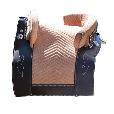 Sela de equitação castanha e preta com detalhes metálicos