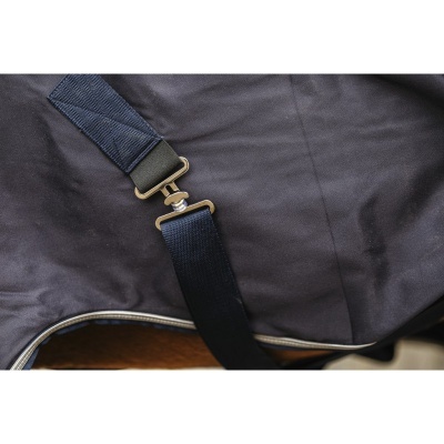 Mala cinzenta com alça preta e fivela metálica