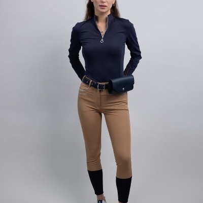 Mulher com roupa casual em fundo cinzento.