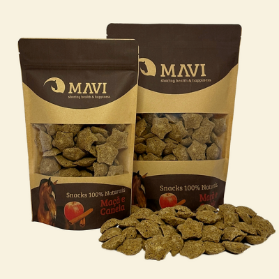 Pacotes de snacks naturais para cavalos MAVI maçã e canela com snacks espalhados à frente