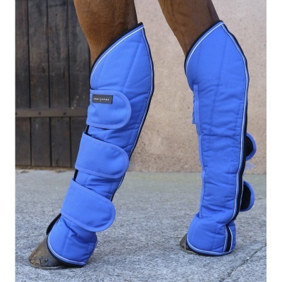 Botas azuis acolchoadas para proteção das pernas de um cavalo com três fechos de velcro e etiqueta HORSEGUARD