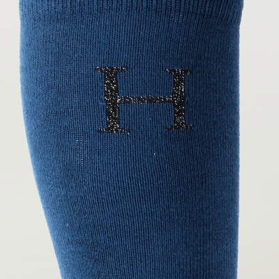 Meia azul de malha com letra H preta