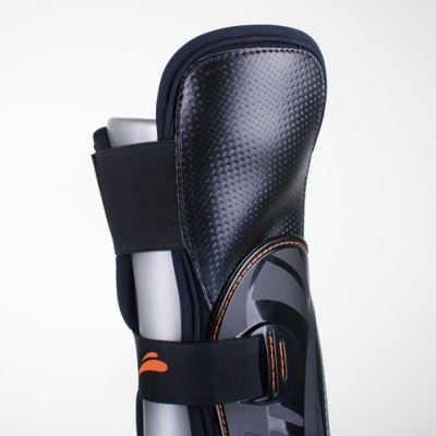 Caneleira preta com tiras elásticas e detalhes laranja