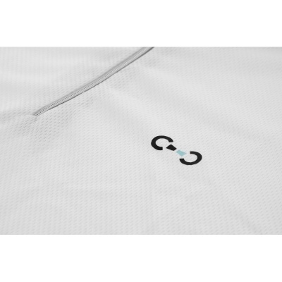 Tecido branco com textura e logotipo preto e azul