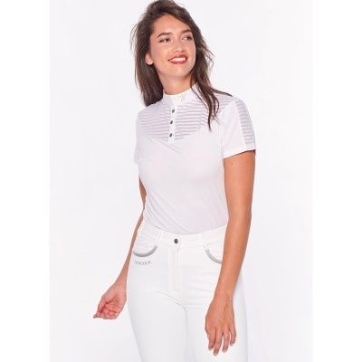 Mulher com t-shirt branca e calças brancas em fundo branco