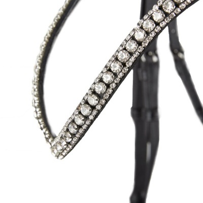 arreios de couro preto com brilhantes em fundo branco