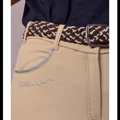 Calças bege com bolso bordado HARCOUR e cinto trançado castanho e branco
