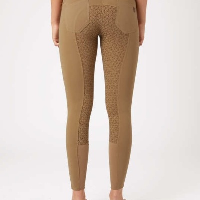 Calças castanhas justas com bolsos e padrão geométrico em fundo branco