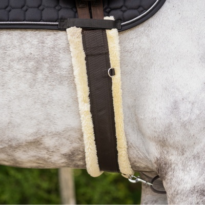 Cavalo com manta preta acolchoada e cincha com pelo sintético bege