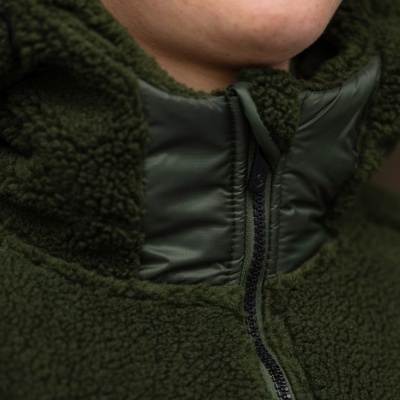 Casaco verde escuro de malha felpuda com fecho de correr e detalhe acolchoado no pescoço