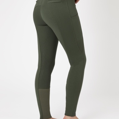 Calças desportivas verdes justas com bolsos falsos e texturas, usadas por modelo sem calçado