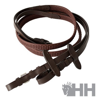 Correia de montaria castanha em couro com textura de pontos e fivelas metálicas