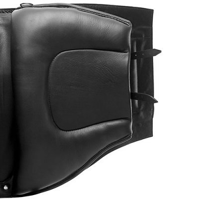 Sela preta para equitação feita de couro e tecido