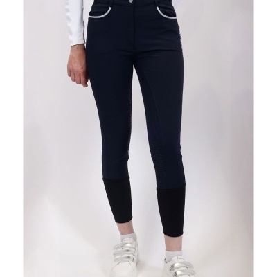 Calças justas femininas azul marinho com detalhe preto e sapatos desportivos brancos