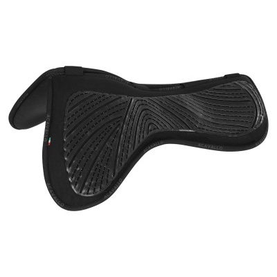 Protetor de sela preto com textura ondulada e etiqueta Itália