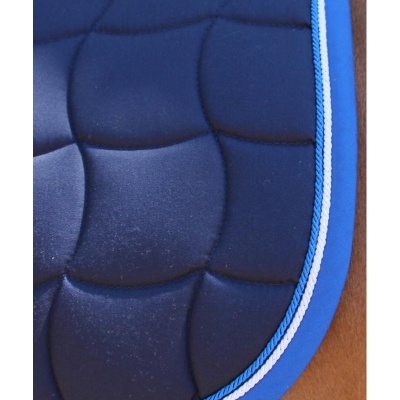 Manta de sela azul escura acolchoada com bordas azul claro e branco sobre um cavalo castanho.