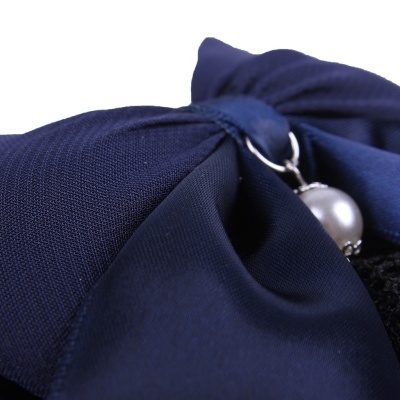 Laço azul escuro com pérola pendurada