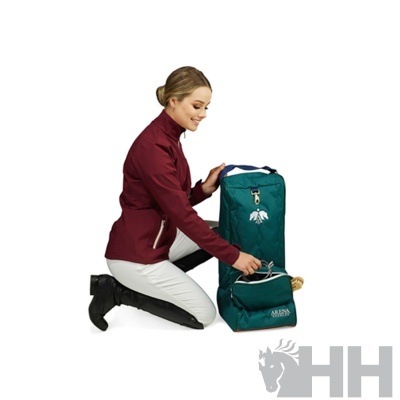 Mala verde escura para equitação com bolsa frontal e mulher ajoelhada