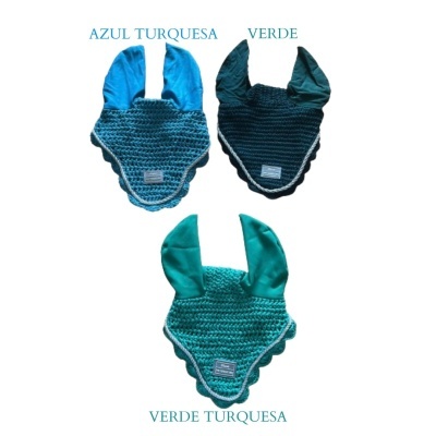 Três capas para cavalo em crochet em azul turquesa, verde e verde turquesa com apêndices de tecido