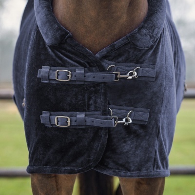 Manta azul escura para cavalo com fechos de correia