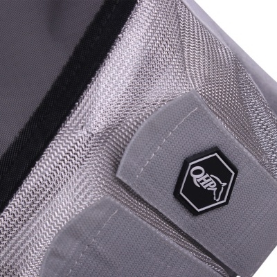 Bolsa cinza e preta em tecido resistente com etiqueta QHP