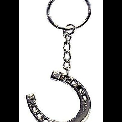 Porta-chaves metálico prateado em formato arredondado com corrente numa imagem isolada