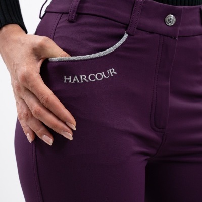 Calças roxas com bolso bordado HARCOUR e blusa preta canelada