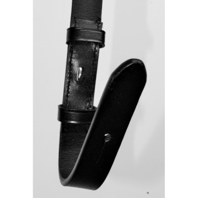 Cinta preta de couro sintético com fivela metálica prateada sobre fundo branco