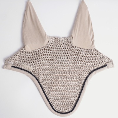Touca para cavalo em tecido crochet bege claro com bordas pretas e orelhas em tecido liso bege.