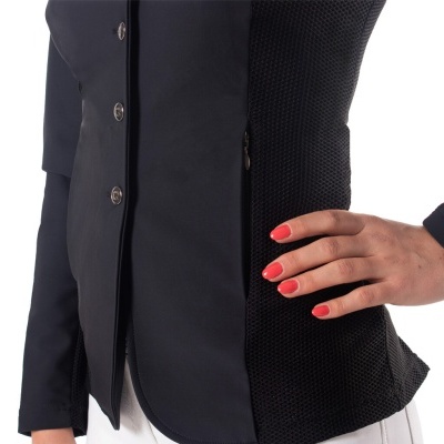 Blazer feminino preto com botões e detalhe texturizado nas laterais