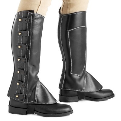 Botas pretas para equitação com fechos laterais dourados e costuras brancas