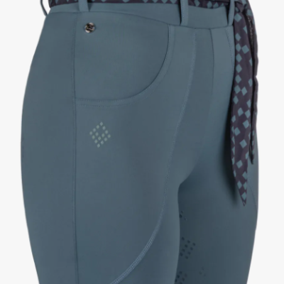 Calças desportivas azuis com cinto estampado com padrão de losangos