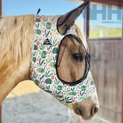 Máscara de proteção para cavalo com tecido branco estampado e malha preta para os olhos e orelhas