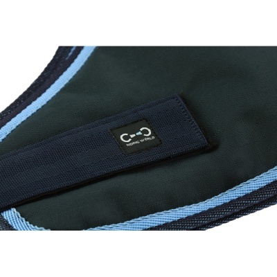 Manta têxtil com bordas azuis e etiqueta RIDING WORLD