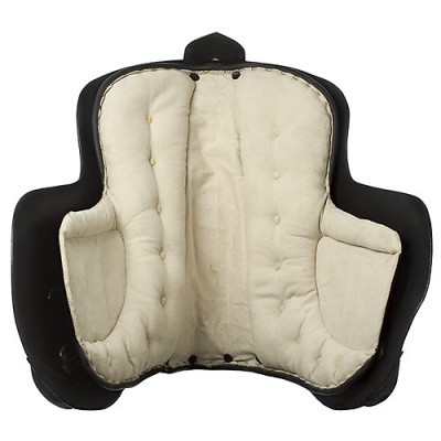 Capa acolchoada bege para cadeira com bordas pretas