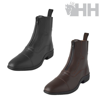 Botas de equitação pretas e castanhas com fecho frontal e sola preta, fundo branco