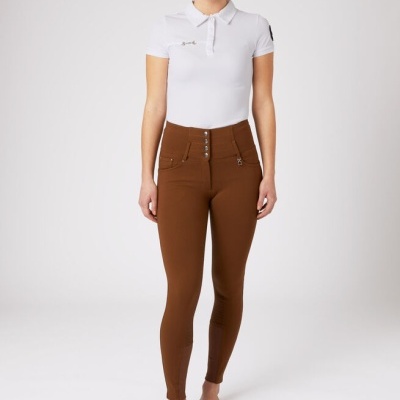 Mulher com polo branca e calças castanhas