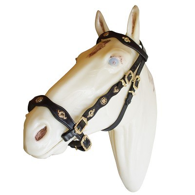Busto de cavalo branco com cabresto negro decorado com detalhes dourados