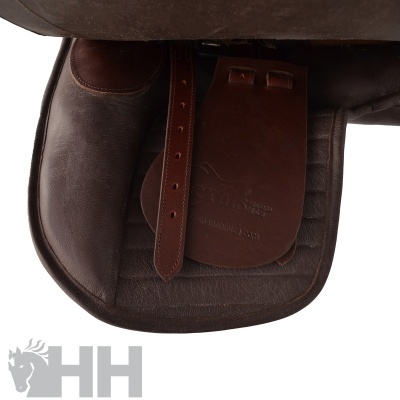 Selim de equitação castanho em couro com cinto e aba detalhados