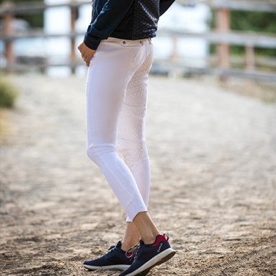 Calças brancas justas usadas ao ar livre com padrão pontilhado