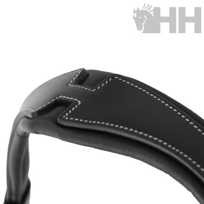 Peça de equipamento em couro preto com costura branca e logotipo de cavalo cinza HH