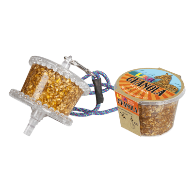 Recipiente de granola e medidor de colheres de plástico ligados por corda colorida.