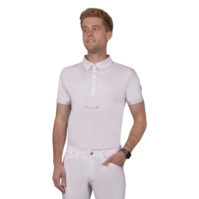 Homem com camisa polo branca e calças brancas em fundo branco