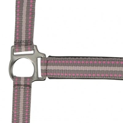 Cinta cinzenta com riscas rosa e brancas e fivela metálica