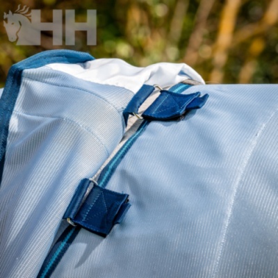 Cobertura para cavalo azul claro com fechos azul escuro